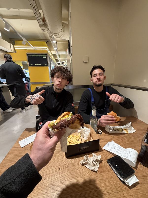Zwei Kollegen sitzen nach dem Vormittag zum Essen an einem Tisch